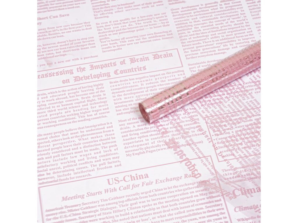 Пленка прозрачная с рисунком "Газета деловая" розовая 40мкм  0,7*7,5м