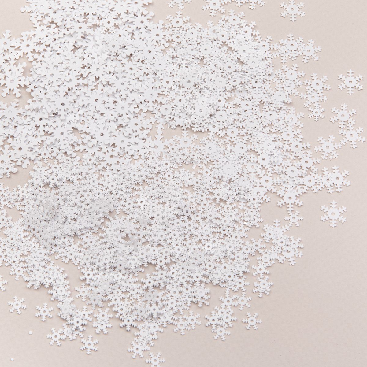 Пайетки декоративные 7, 10, 13мм, 15 гр "Снежинки" белый