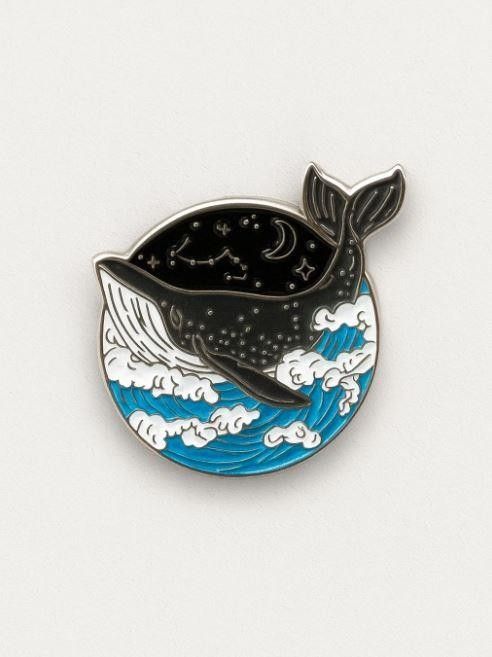 Значок металлический 35мм "Whale in the ocean"