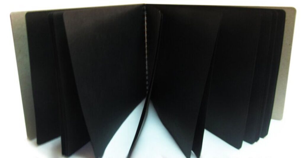 Скетчбук 147*210мм  38л., гребень, 100гр/м2 "Скетчбук" чёрная бумага, горизонт.